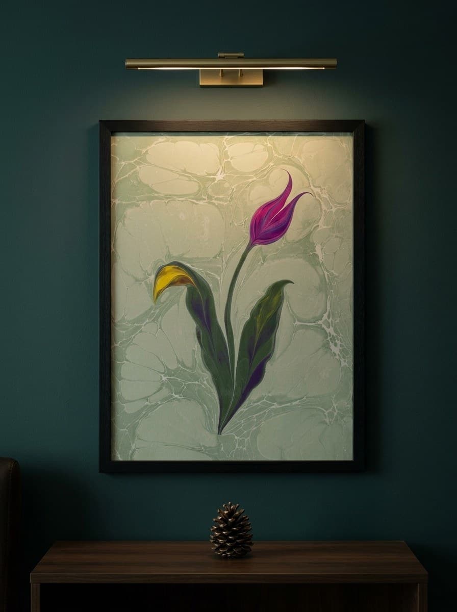 Ebru-Lale im schwarzen Rahmen an einer dunkelgrünen Wand