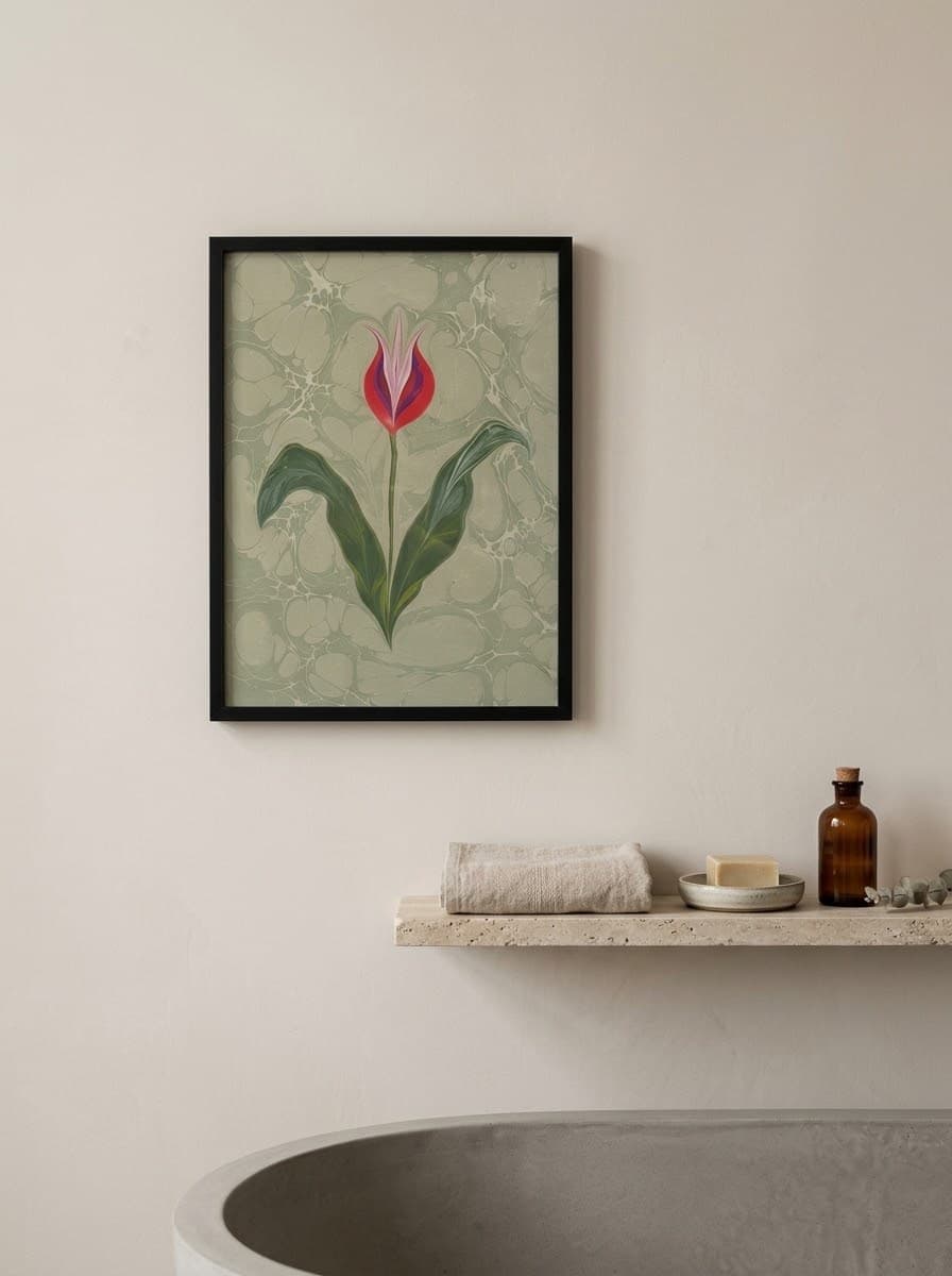 Gerahmte Ebru-Tulpe in einem ruhigen Bad
